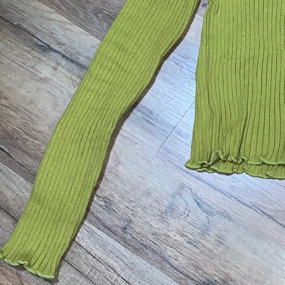 GREEN LETTUCE HEM TURTLENECK - Picture 3 of 6